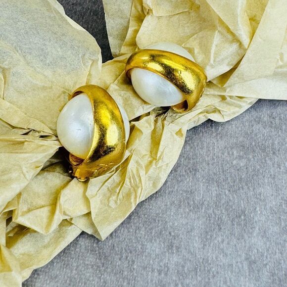 Chanel Vintage 93a Large Faux Pearl Gold Clip On Earrings - Picture 2 of 16